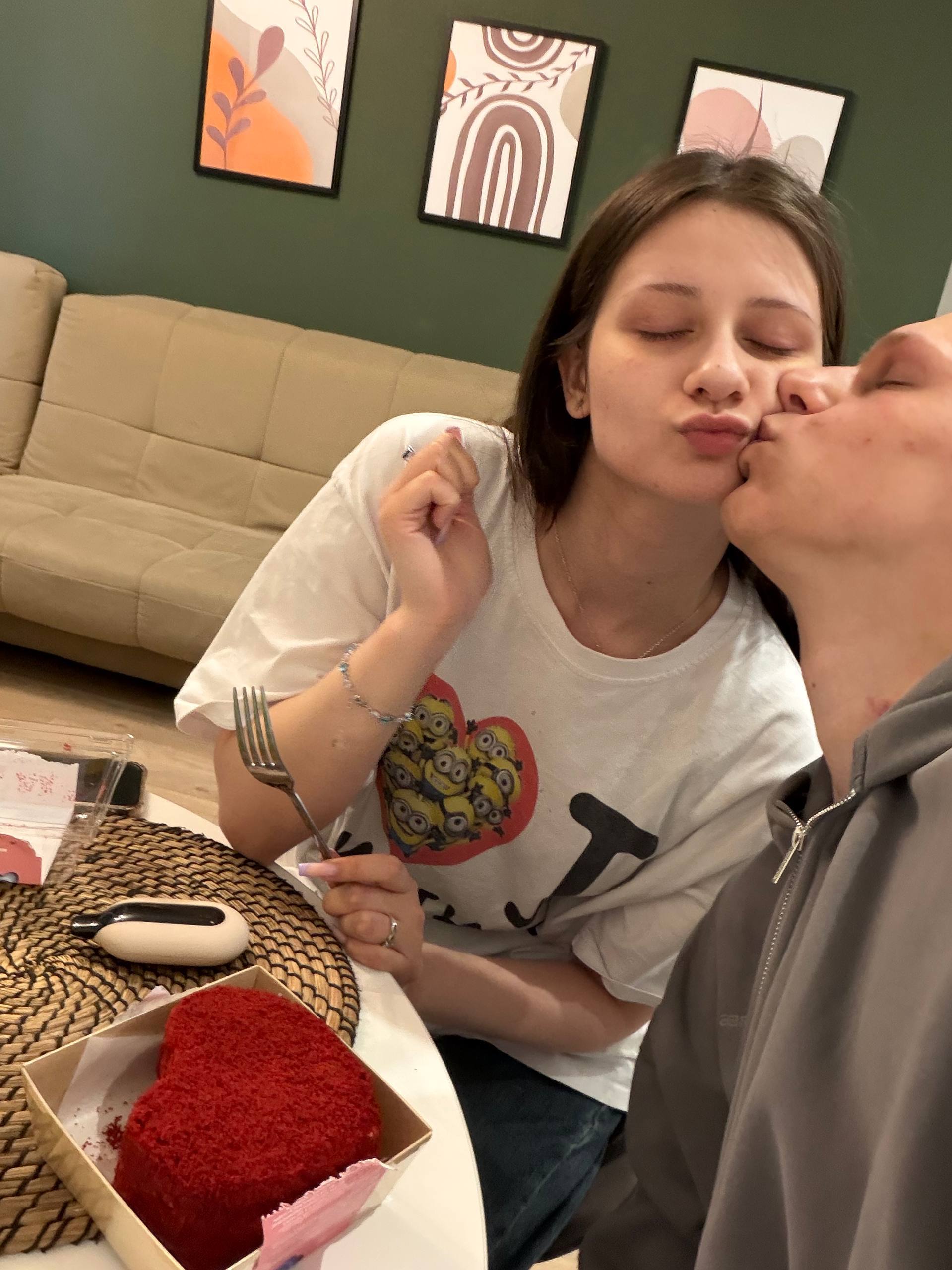 Ру ест рядом со мной