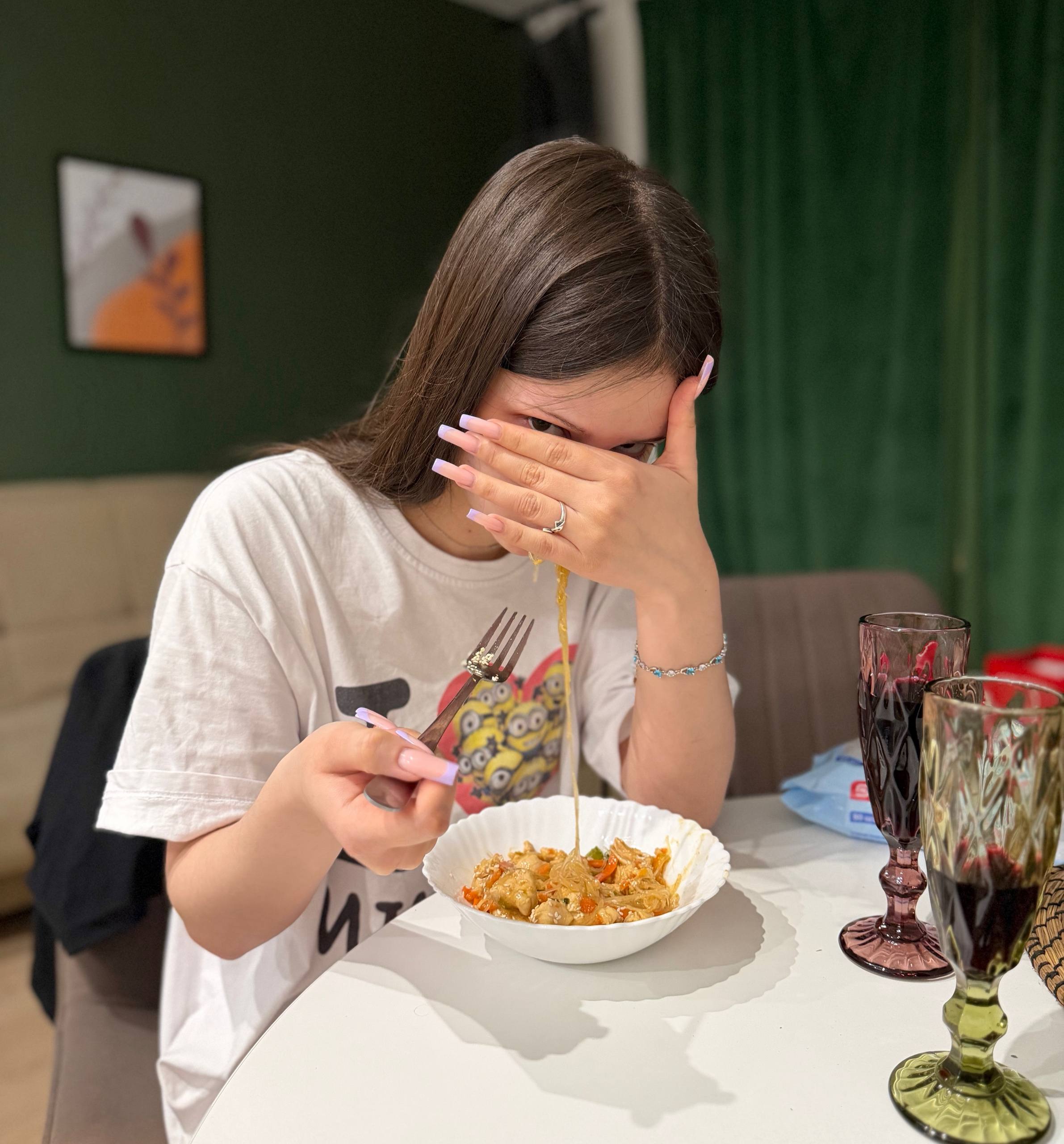 Ру кушает